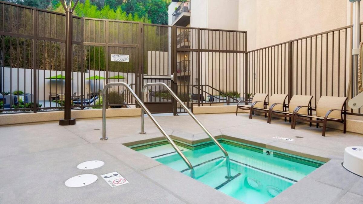 Style, Peace, Comfort In N Hollywood Next To Free Indoor Parking And Wifi *